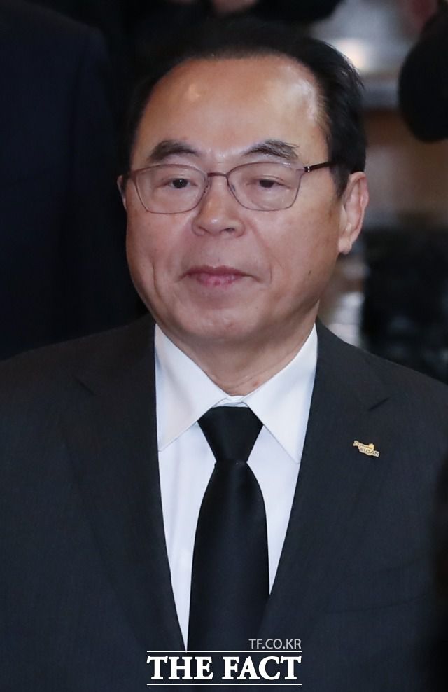 오거돈 전 부산시장 친척이 부산 가덕도 일대 수만 평 토지 보유 사실이 알려지며 민주당이 난감해 하는 분위기다. 지난해 1월 고(故) 신격호 롯데그룹 명예회장 빈소 방문 당시 오 전 시장. /남용희 기자