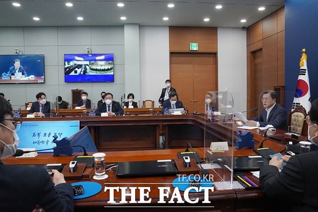 문 대통령이 8일 오후 청와대에서 법무부·행정부로부터 2021년 업무보고를 받고 있다. /청와대 제공