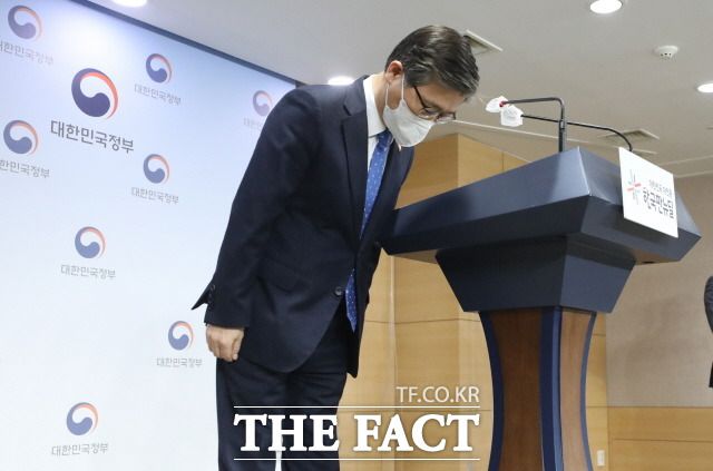 LH 직원 신도시 지역 사전투기 의혹은 변창흠 국토교통부 장관 책임론으로 번지고 있다. 지난 4일 서울 종로구 정부서울청사 합동브리핑실에서 한국토지주택공사(LH) 직원 투기 의혹에 대해 사과하는 변 장관. /뉴시스