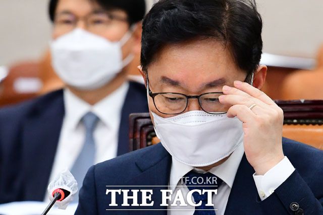 박범계 법무부 장관이 지난달 25일 오후 서울 여의도 국회에서 열린 법제사법위원회 전체회의에 출석했다. /남윤호 기자