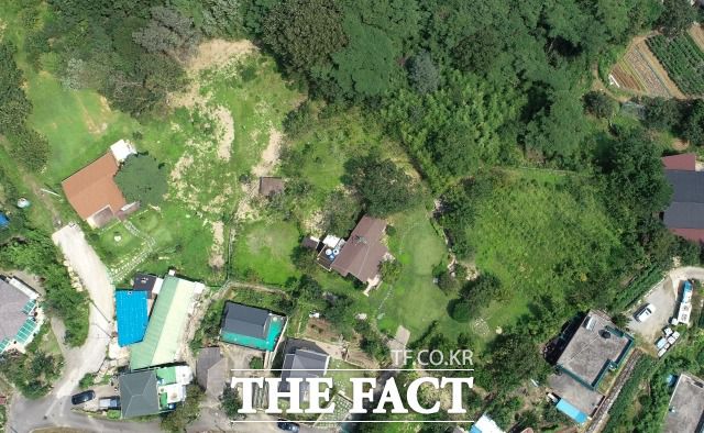 청와대는 9일 "현 정권 농지 불법 취득의 원조는 문재인 대통령"이라는 안병길 국민의힘 의원의 주장에 대해 "전혀 사실과 다르다"고 반박했다. 문 대통령 양산 평산마을 사저. /임세준 기자