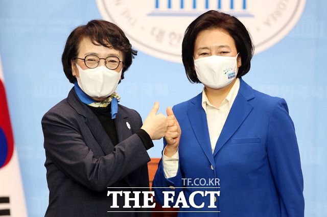 더불어민주당과 열린민주당이 범여권 단일화 방식에 합의했다. 최종 결과는 17일 발표한다. 9일 국회 소통관에서 열린 단일화 방안 발표 기자회견에서 주먹을 맞대고 있는 더불어민주당 박영선 후보, 열린민주당 김진애 후보. /국회사진취재단