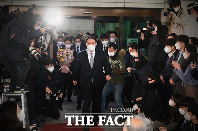 전격 사의를 표명한 윤석열 검찰총장이 4일 오후 서울 서초구 대검찰청을 나서고 있다. /이동률 기자