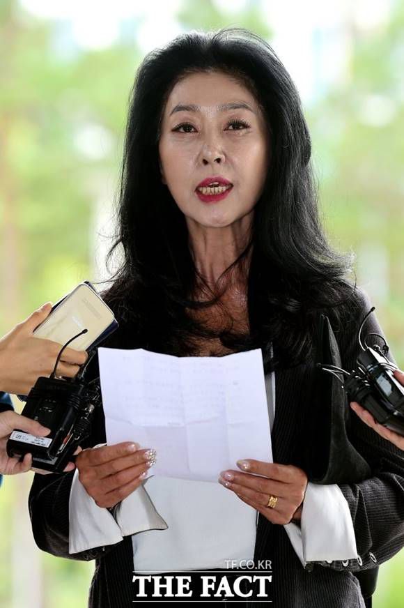 배우 김부선이 10일 자신과 이재명 경기지사의 스캔들을 언급한 홍준표 무소속 의원을 향해 "사적영역을 정치로 끌어들이는 것은 옳지 않다"고 말했다. /더팩트 DB