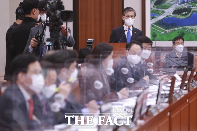 더불어민주당이 LH사태에 대해 철저한 정부합동수사를 강조하면서도 이해충돌방지법 추진, 오세훈 국민의힘 서울시장 투기 의혹 제기로 반격에 나섰다. 9일 국토교통위원회 전체회의에서 현안보고하는 국토교통부 장관. /국회사진취재단