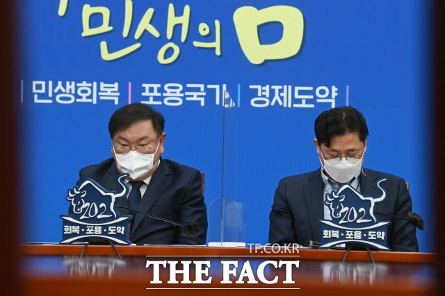 김태년 당 대표 권한대행이 11일 LH사태 대응책과 관련해 야당에 국회의원 300명 전수조사를 제안했다. 이날 정책조정회의에서 참석자들의 발언을 듣고 있는 김 권한대행(왼쪽)과 홍익표 정책위의장. /국회사진취재단