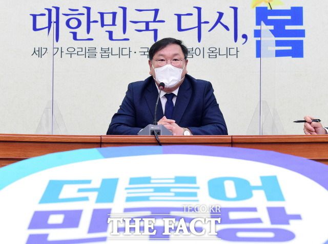 김태년 더불어민주당 대표 직무대행은 11일 LH 사태 관련 대통령의 사과 여론에 대해 "대통령이 판단할 일"이라고 했다. 이날 국회에서 열린 기자간담회에서 질의에 답하는 김 직무대행. /국회사진취재단