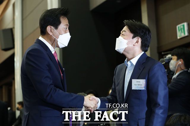 오세훈(왼쪽) 국민의힘 서울시장 후보와 안철수 국민의당 후보가 8일 서울 영등포구 공군호텔에서 한국여성단체협의회 주최로 열린 3.8 세계 여성의날 행사에 참석해 인사하고 있다. /국회사진취재단