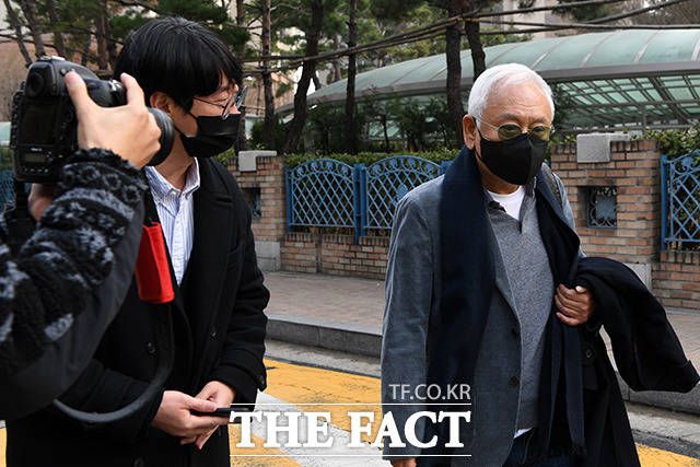 김한길 전 새정치민주연합 대표가 지난 11일 오후 서울 용산구 이촌동 개인사무실에서 나와 더팩트 취재진과 인터뷰를 하고 있다. /남용희 기자