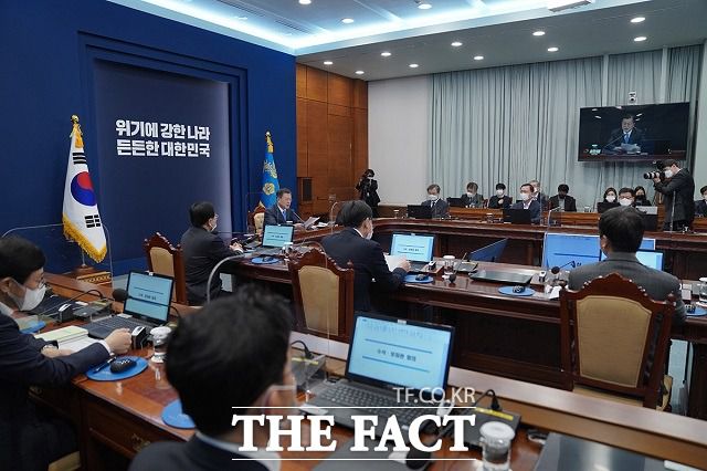 정만호 국민소통수석은 11일 "1차로 비서관급 이상 청와대 고위공직자와 배우자 및 직계가족 368명의 토지거래 내역을 전수 조사한 결과, 부동산 투기로 의심할 만한 거래는 아예 없는 것으로 확인됐다"고 밝혔다. /청와대 제공