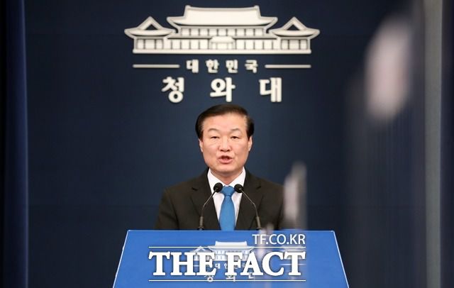 정만호 청와대 국민소통수석이 지난 11일 춘추관 브리핑에서 3기 신도시 부동산 투기 의혹과 관련해 청와대 전 직원과 배우자 및 직계가족의 토지거래 내역 1차 조사 결과를 발표하고 있다. /뉴시스