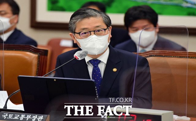 변창흠 국토교통부 장관은 LH 사태 1차 정부 조사 후 열린 상임위에서 사퇴론에 대해 "자리에 연연하지 않는다"라고 했고, 오후에 청와대에 사의를 표명했다. 지난 12일 국회 국토교통위원회 전체회의에서 의원들의 질의에 답하는 변 장관. /국회사진취재단