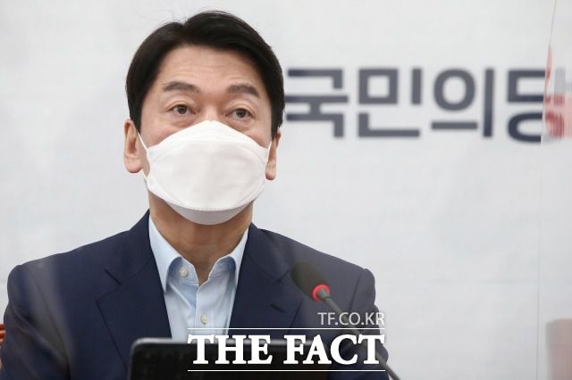 안 대표는 "단일화는 통합의 첫걸음이다. 단일화 후보 자체가 2번 후보"라는 점을 강조했다. 지난 8일 최고위원회의에서 발언하는 안 대표. /남윤호 기자