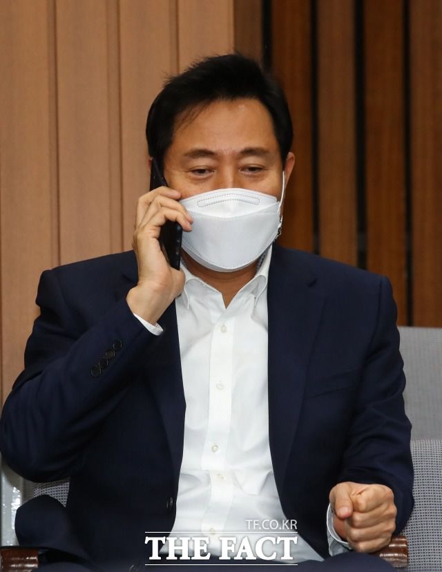 오 후보는 "국민의힘에 실망하여 떠난 분들이 기대를 가지고 오세훈에게 돌아오고 있다"고 주장했다. 지난 8일 국회에서 전화 통화하는 오 후보. /남윤호 기자