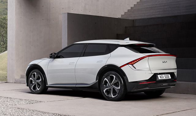 EV6의 측면부는 후드에서부터 스포일러까지 간결하면서도 예리하게 다듬어진 라인이 EV6의 독특한 캐릭터를 구축함과 동시에 날렵한 이미지를 살렸고, 후면부의 스포일러는 LED 클러스터 램프와 통합돼 역동적인 캐릭터를 구현했다. /기아 제공