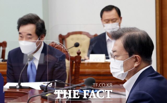 이낙연 위원장은 지난 8일 문재인 대통령에게 변창흠 장관 사퇴를 건의한 것으로 알려졌다. 8일 법무부·행정안전부 업무보고에 참석해 행안부 보고를 듣고 있는 문재인 대통령(오른쪽)과 이 위원장. /뉴시스