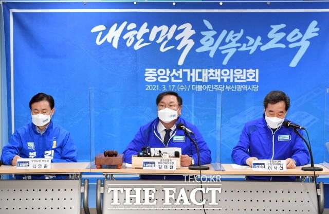 김태년 당대표 직무대행은 17일 LCT 특혜분양 의혹 특검을 야당에 제안했다. LH사태로 위기에 몰리자 전방위적인 초강경 대응에 나서는 모양새다. 이날 부산 연제구 부산시당사에서 선거대책회의를 갖고 있는 이낙연 상임선대위원장과 김 직무대행(가운데) /뉴시스