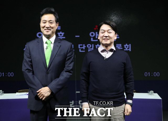 안철수 후보는 오 후보의 입당시 여론조사 양보 제안에 대해 "최대한 4번 지지자, 2번 지지자를 합쳐 이번에 이기자는 진심을 알아 달라"며 대답을 피했다. /국회사진취재단