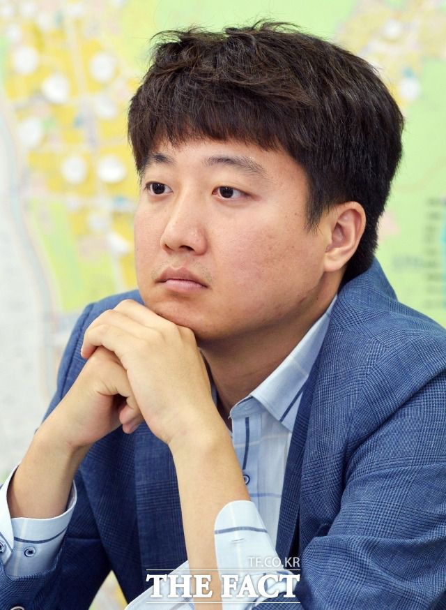 이준석 전 국민의힘 최고위원은 17일 안철수 국민의당 서울시장 후보가 부인 김미경 교수가 정치에 관여하지 않는다고 해명하자 "2018년 바른미래당 공천 때 집에서 정치적 이야기 안해도 아내가 공천과정에 개입해 후보와 돌아다니셨던 건가. 실망이다"고 비판했다. /더팩트 DB