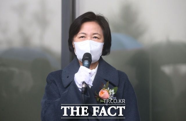 여권은 LH사태를 '부동산 적폐 청산'의 계기로 삼아야 한다며 목소리를 높이고 있다. 지난 2월 25일 정부과천청사에서 열린 공수처 현판 제막식에서 현판식에서 인사말을 하고 있는 추미애 전 장관. /이동률 기자