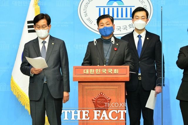 더불어민주당은 연일 박형준 국민의힘 부산시장 후보의 해운대 LCT 특혜분양 의혹을 제기하며 공세를 퍼붓고 있다. 16일 해명을 요구하는 기자회견을 열고 있는 민주당 부산지역 정·관·경 토착비리 조사 특별위원회 장경태 간사(오른쪽)와 신동근(가운데), 김영배 의원./이새롬 기자