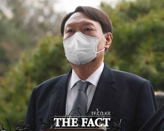 정치권은 윤석열 전 검찰총장의 정계 입문에 촉각을 세우고 있다. 황 전 대표는 검찰 출신인 점을 연결고리로 윤 전 총장 관련 발언을 늘려가고 있다. 지난 4일 사퇴 입장을 밝히는 윤 전 총장. /이동률 기자