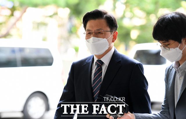 황교안 전 대표는 책 출판을 통해 정계복귀를 알리고 활발한 SNS 활동에 나섰다. 지난해 9월 서울남부지방법원에서 열린 재판에 출석하는 황 전 대표. /임세준 기자