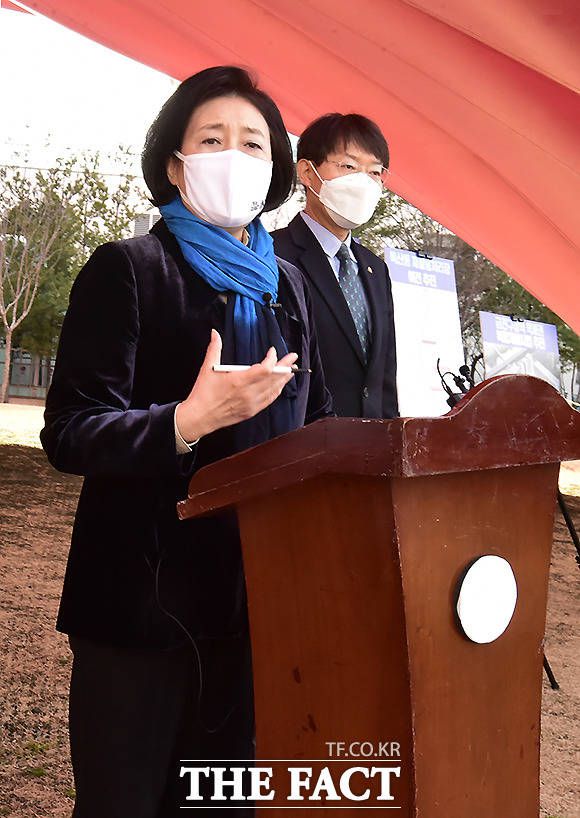 박영선 더불어민주당 서울시장 후보가 21일 야당으로부터 비판을 받은 남편 소유 일본 도쿄의 아파트를 지난 2월 처분했다고 밝혔다. /국회사진취재단