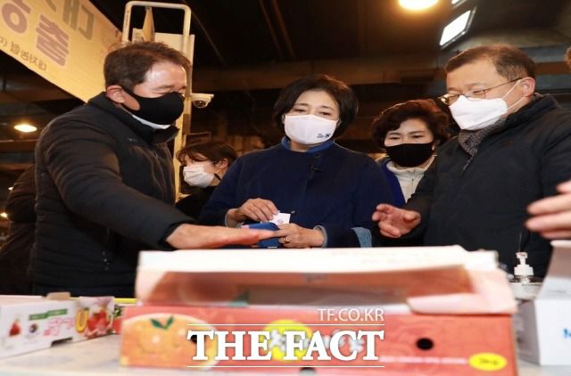 박 후보는 지난 2월 26일 서울 송파구 가락시장을 방문했다. /박영선 후보 캠프 제공