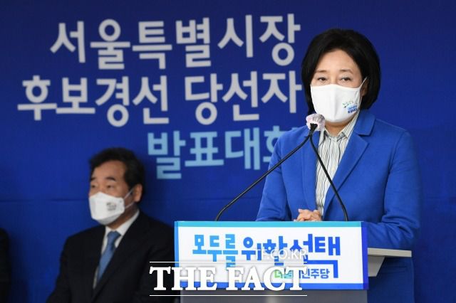 '미니 대선'이라 불리는 4·7 보궐선거가 코앞으로 다가왔다. 더불어민주당으로선 소속 지자체장의 '성추행'이라는 원죄도 있는데다 LH사태발 여당 의원 부동산 투기 의혹으로 악재가 겹쳐 녹록지 않다는 분위기다. 지난 1일 더불어민주당 서울시장 후보로 확정된 박영선 후보. /남윤호 기자