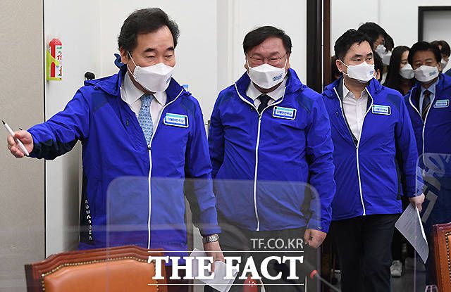 김태년(가운데) 더불어민주당 대표 직무대행과 이낙연(왼쪽) 상임선대위원장이 국민의힘 오세훈 서울시장 후보와 박형준 부산시장 후보의 부동산 문제를 집정적으로 비판했다. /이새롬 기자