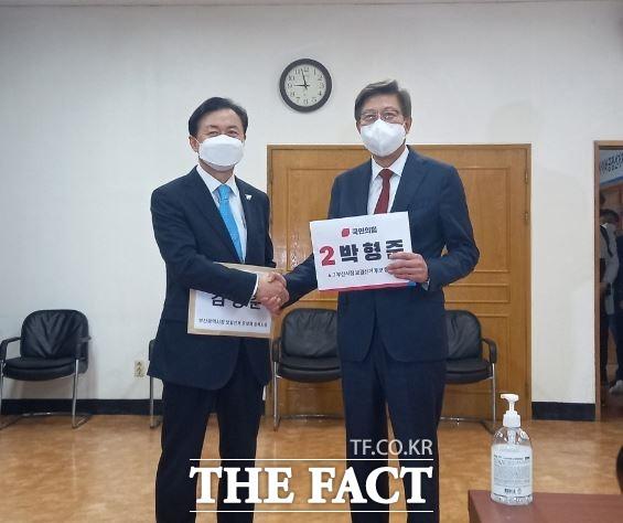 4·7 부산시장 보궐선거 후보 등록 첫날인 18일 더불어민주당 김영춘 후보와 국민의힘 박형준 후보가 등록을 마친 뒤 악수를 하고 있다. /부산=조탁만 기자