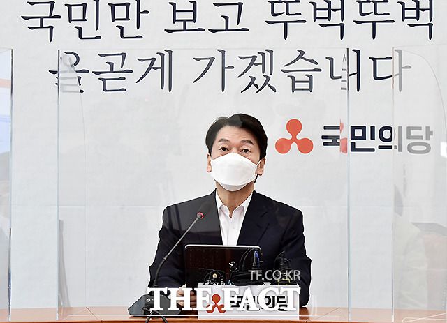 안철수 국민의당 후보는 22일 기자회견에서 '정권교체'를 강하게 호소했다. /남윤호 기자