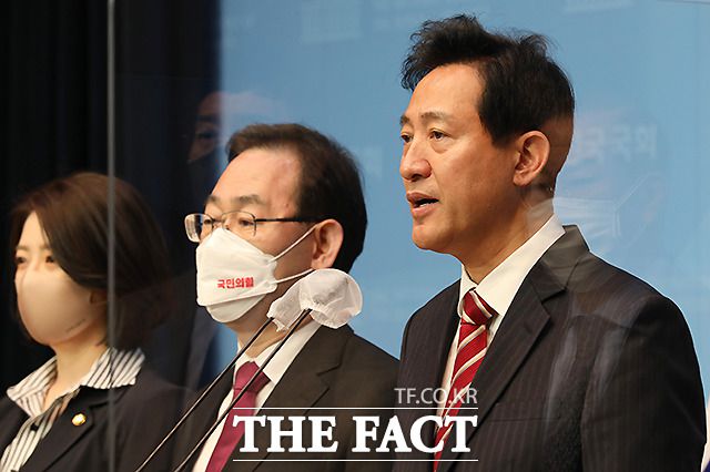 오세훈 국민의힘 후보(맨 오른쪽)도 윤석열 전 검찰총장 등 중도 인사를 언급하며 외연 확장 가능성을 피력했다. /남윤호 기자