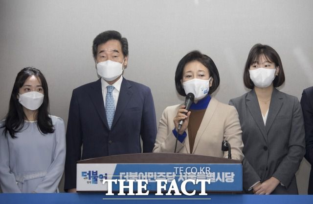 더불어민주당은 '미래' 대 '과거' 프레임으로 오세훈 후보에 대한 공격 수위를 높였다. 23일 서울 여의도 더불어민주당 서울시당에서 열린 '2030 선거대책위원회' 출범식에 참석해 인사말 하고 있는 박영선 더불어민주당 서울시장 후보(가운데). /이새롬 기자