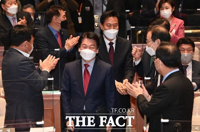 국민의힘 의원들은 안 대표를 향해 열띤 환호를 보냈다. 안 대표는 주호영 원내대표를 비롯한 의원들에게 감사 인사를 전했다. /이새롬 기자
