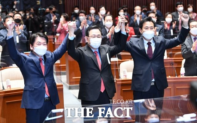 안철수 국민의당 대표(맨 왼쪽)는 24일 국민의힘 의원총회에 참석해 공동선대위원장직을 공식 수락했다. /국회=이새롬 기자