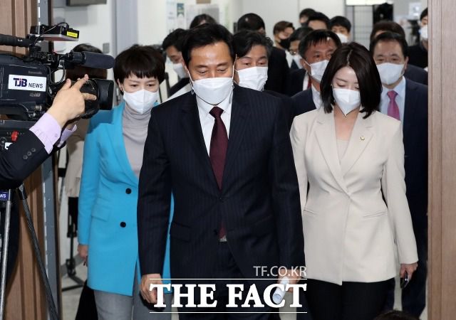 국민의힘은 '정권심판론'으로 선거 구도를 이어갈 것으로 보인다. 23일 서울 여의도 국회 소통관에서 기자회견을 갖기위해 회견장에 들어서고 있는 오세훈 국민의힘 후보. /이새롬 기자