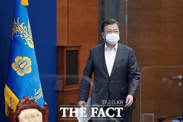 문재인 대통령은 최근 LH발 땅 투기 사건을 '부동산 적폐'로 규정하고, 적폐 청산을 거듭 강조하고 있다. 문 대통령이 지난 22일 청와대에서 열린 수석·보좌관회의에 참석하는 모습. /청와대 제공