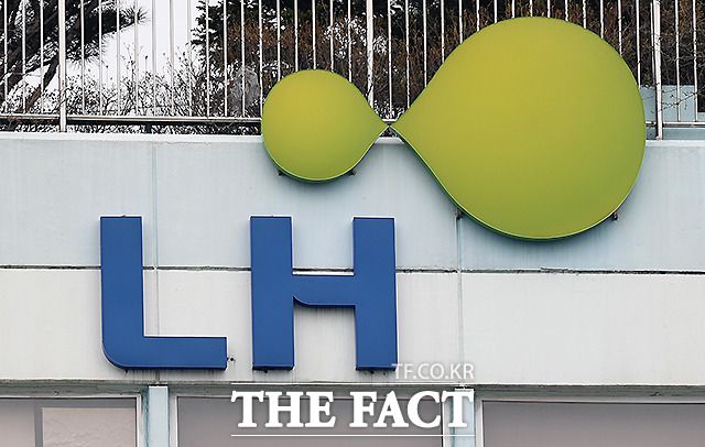 지난 2일 민변과 참여연대 폭로로 제기된 LH발 공공기관, 공무원들의 부동산 투기 의혹은 나날이 확산하면서 22일 내사·수사 대상이 309명으로 늘었다. 서울 강남구 논현동 LH 서울지역본부. /이새롬 기자