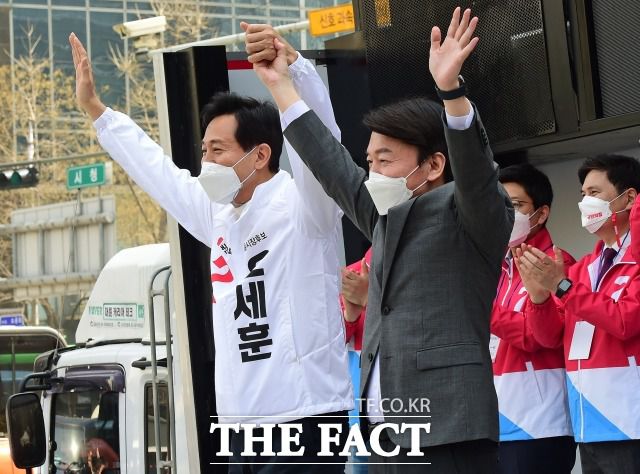 국민의힘은 고 박원순 전 서울시장의 성추행 사건을 부각했다. 25일 서울 중구 덕수궁 대한문 앞에서 열린 시청역 거점유세에서 안철수 국민의당 대표와 함께 손을 들어 인사하는 오 후보. /국회사진취재단