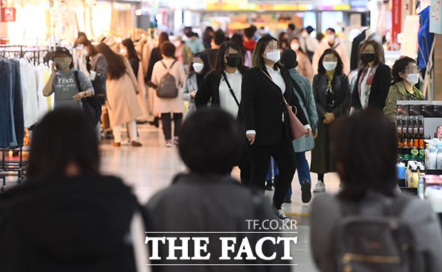 26일 한국은행에 따르면 이달 중 소비자심리지수(CCSI)는 100.5로 전월 대비 3.1포인트 상승했다. /이동률 기자