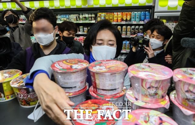 박 후보는 편의점에서 아르바이트생의 고충을 들은 뒤 '무인 점포' 건의를 언급해 지적을 받았다. 공식 선거 운동이 시작된 25일 새벽 서울 마포구 CU 홍대센타점에서 아르바이트를 하고 있는 박 후보. /국회사진취재단