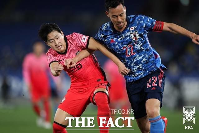한국의 이강인(왼쪽)이 25일 일본 요코하마 닛산 스타디움에서 열린 일본과 국가대표 친선경기에서 볼을 다투고 있다./KFA 제공