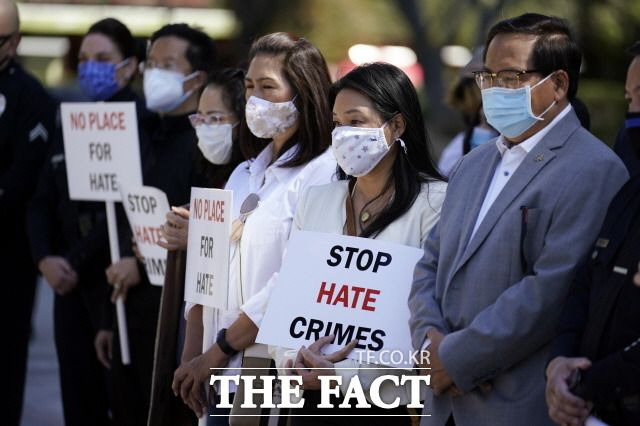 미국 지역 경찰은 최근 아시아계 증오 편지에 대한 수사에 착수했다. 22일(현지시간) 미 캘리포니아주 로스앤젤레스에서 열린 아시아계 미국인에 대한 폭력 중단 촉구 기자회견에 참석한 시위대가 '증오 범죄 중단'이라고 쓰인 팻말을 들고 있는 모습. /[로스앤젤레스=AP/뉴시스]