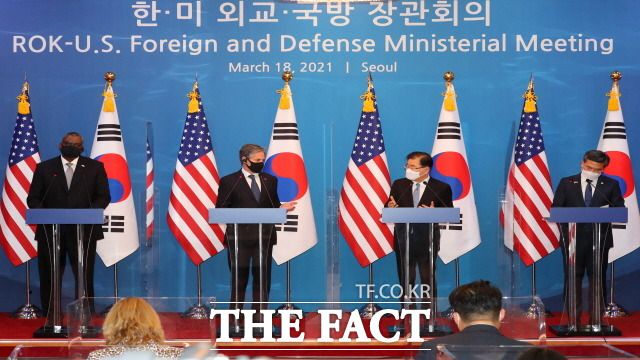 국방부는 한미 군 당국이 북한의 미사일 발사 관련 대응방안을 논의했다고 27일 밝혔다. 지난 18일 오후 서울 종로구 외교부 청사에서 미국 토니 블링컨(왼쪽 두번째) 국무부 장관과 로이드 오스틴 국방부 장관과 함께 한미 외교-국방 장관회의 리셉션 공동기자회견을 하고 있는 정의용(왼쪽 세번째부터) 외교부 장관과 서욱 국방부 장관. /뉴시스