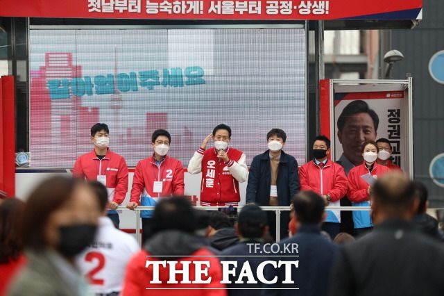 오세훈 후보는 "주택 가격을 올려놓은 건 천추에 남을 대역죄라고 해도 과언이 아니다"라며 문재인 정부의 부동산 정책을 비판했다. 27일 광진구 선거 유세 현장. /오세훈 캠프 제공