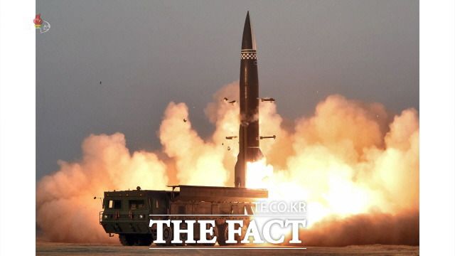 북한은 지난 25일 새로 개발한 신형전술유도탄시험발사를 진행했다. /조선중앙TV 갈무리=뉴시스