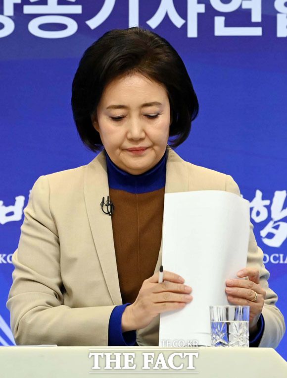 박영선 민주당 서울시장 후보는 24일 임 전 실장을 향해 "하고 싶은 말씀이 많이 있을 줄 알지만, 좀 자제해주셨으면 좋겠다"고 말했다. 박 후보가 지난 23일 서울 목동 방송회관에서 한국기자협회·방송기자연합회·한국PD연합회 주최로 열린 서울시장 후보 초청 토론회에서 자료를 정리하는 모습. /국회사진취재단