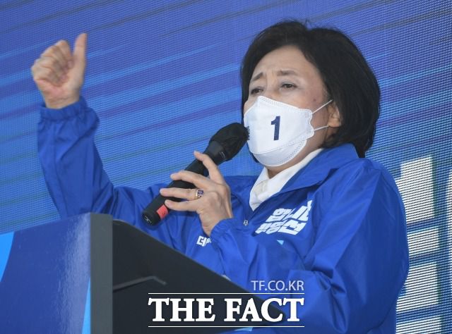 박 후보자는 남편의 아파트 실거주 여부와 관련한 세간의 물음에 답변을 내놓지 않은 상태다. 지난 25일 유세 출정식에서 지지를 호소하는 박 후보. /국회사진취재단